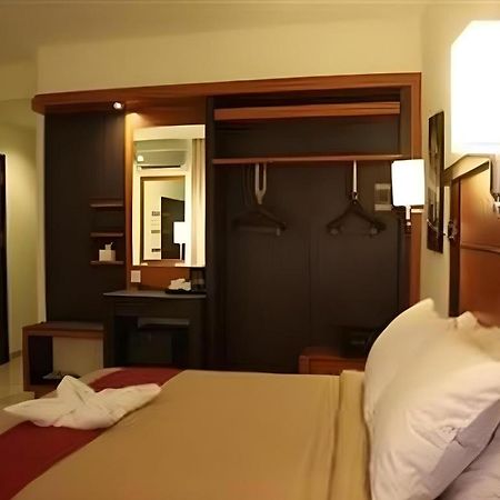 Travello Hotel Манадо Екстериор снимка