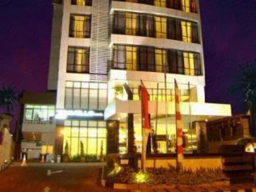 Travello Hotel Манадо Екстериор снимка