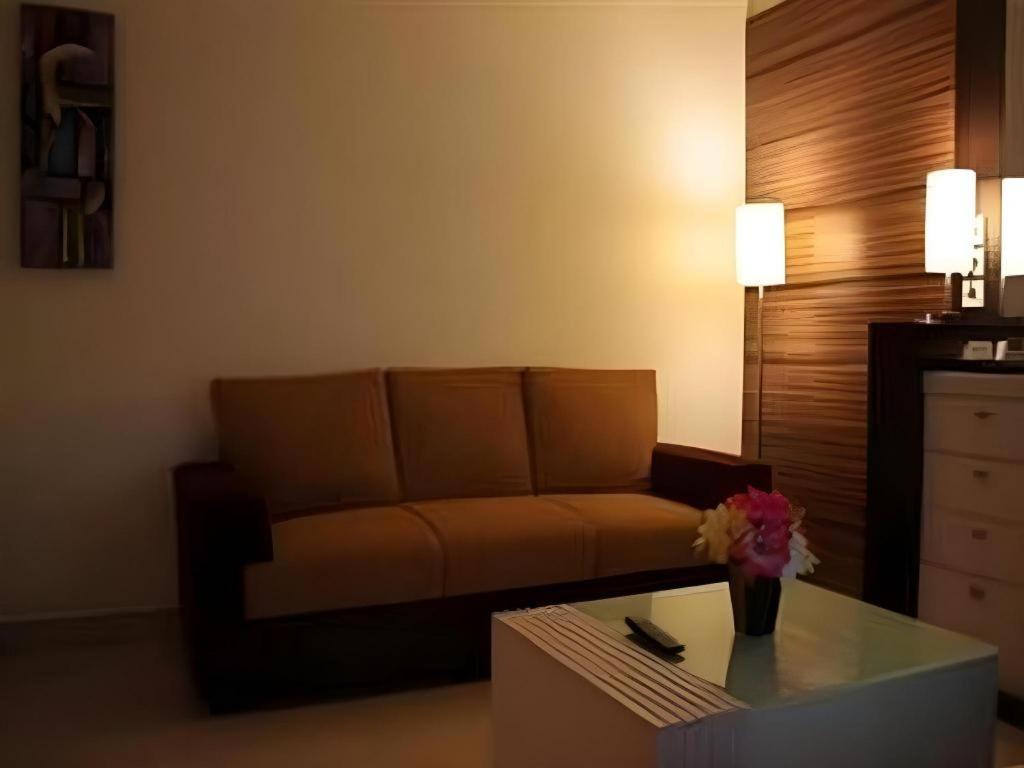Travello Hotel Манадо Екстериор снимка