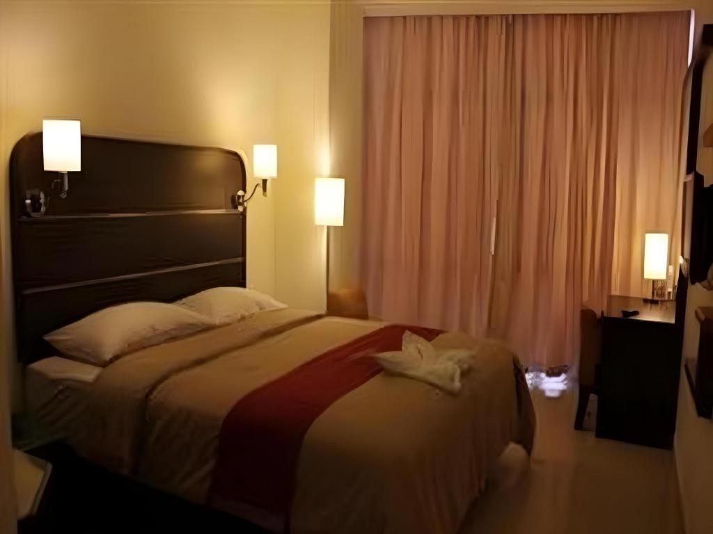 Travello Hotel Манадо Екстериор снимка