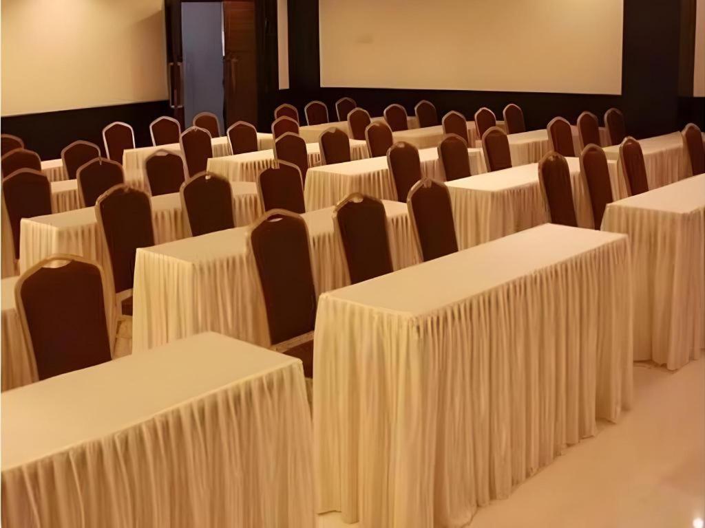 Travello Hotel Манадо Екстериор снимка