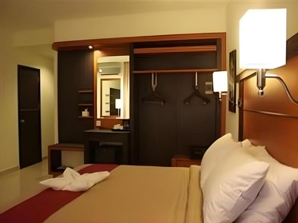 Travello Hotel Манадо Екстериор снимка