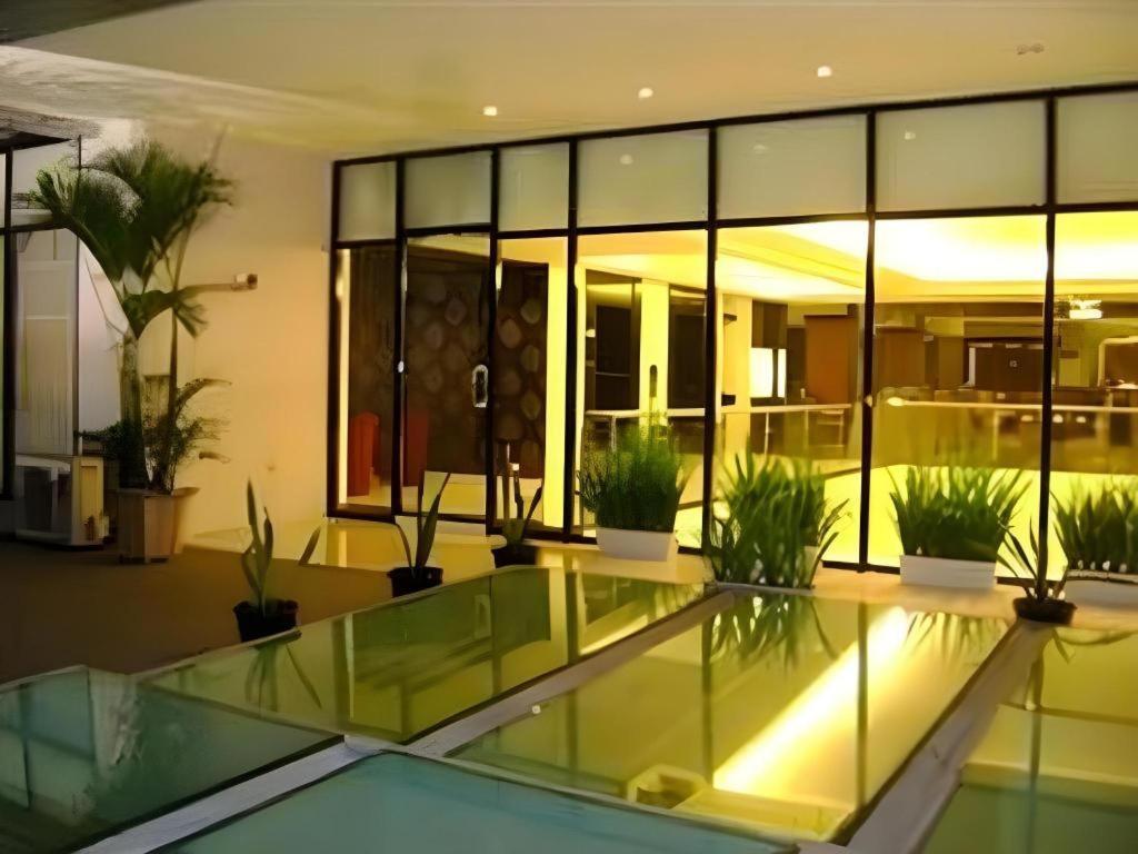 Travello Hotel Манадо Екстериор снимка