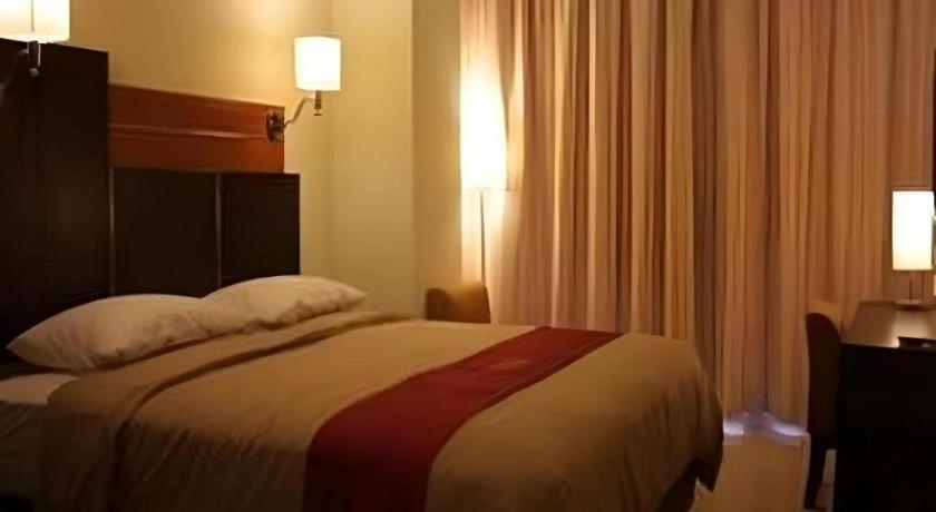 Travello Hotel Манадо Екстериор снимка