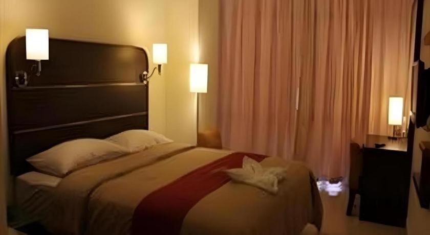 Travello Hotel Манадо Екстериор снимка