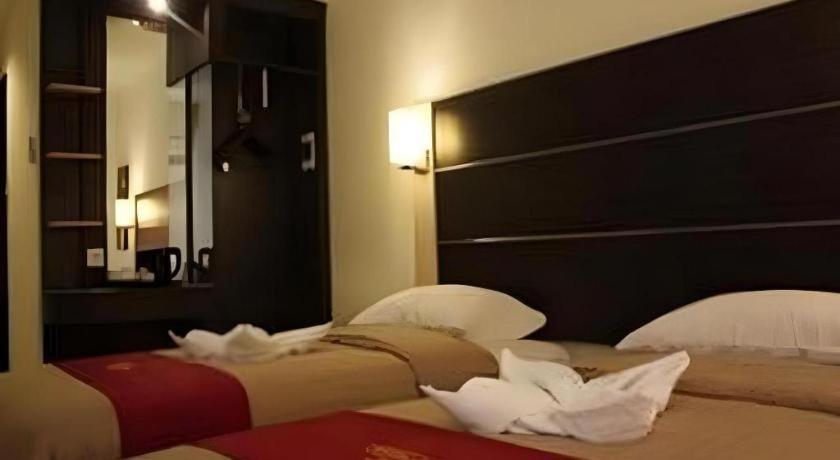 Travello Hotel Манадо Екстериор снимка