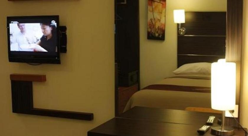Travello Hotel Манадо Екстериор снимка