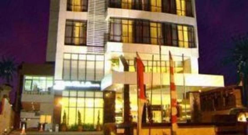 Travello Hotel Манадо Екстериор снимка