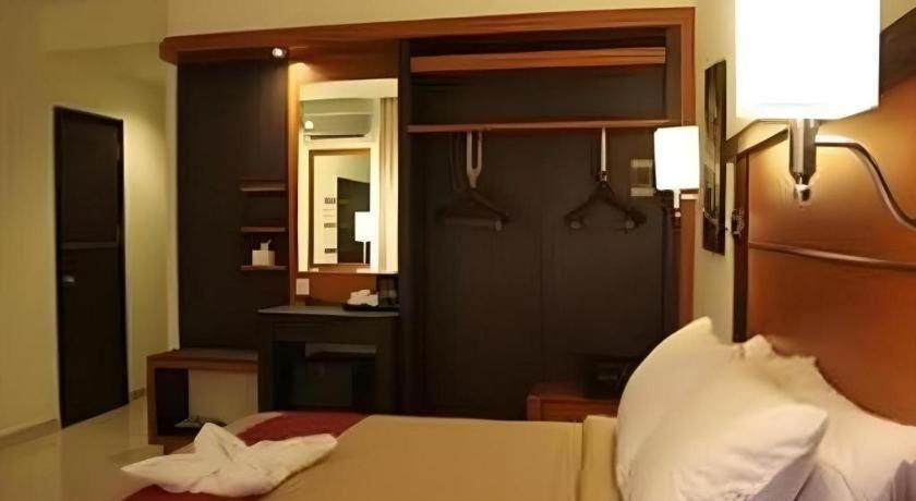 Travello Hotel Манадо Екстериор снимка