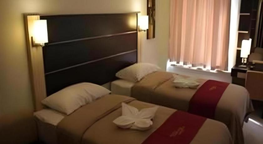 Travello Hotel Манадо Екстериор снимка