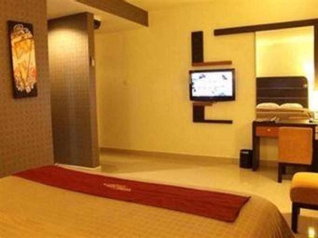 Travello Hotel Манадо Екстериор снимка