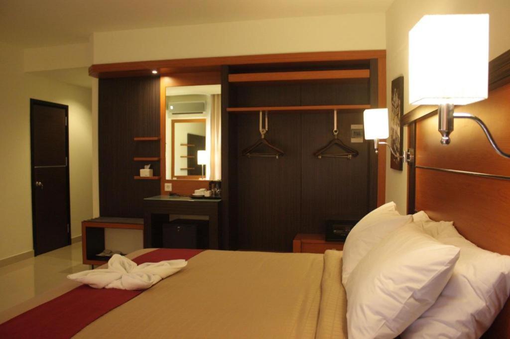 Travello Hotel Манадо Екстериор снимка