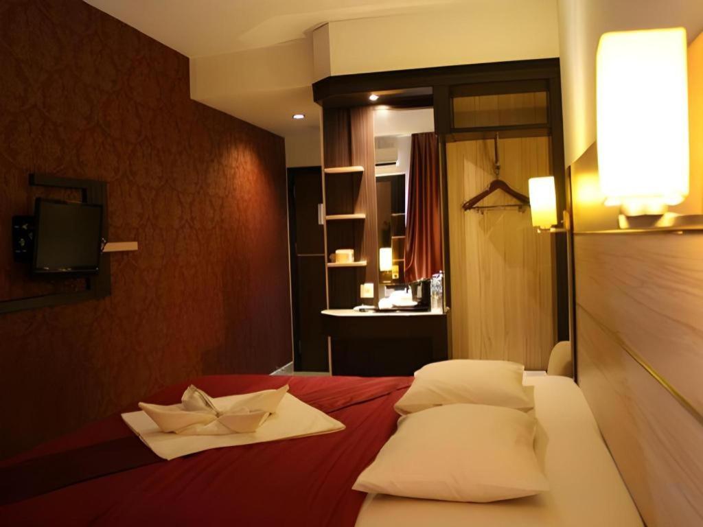 Travello Hotel Манадо Екстериор снимка