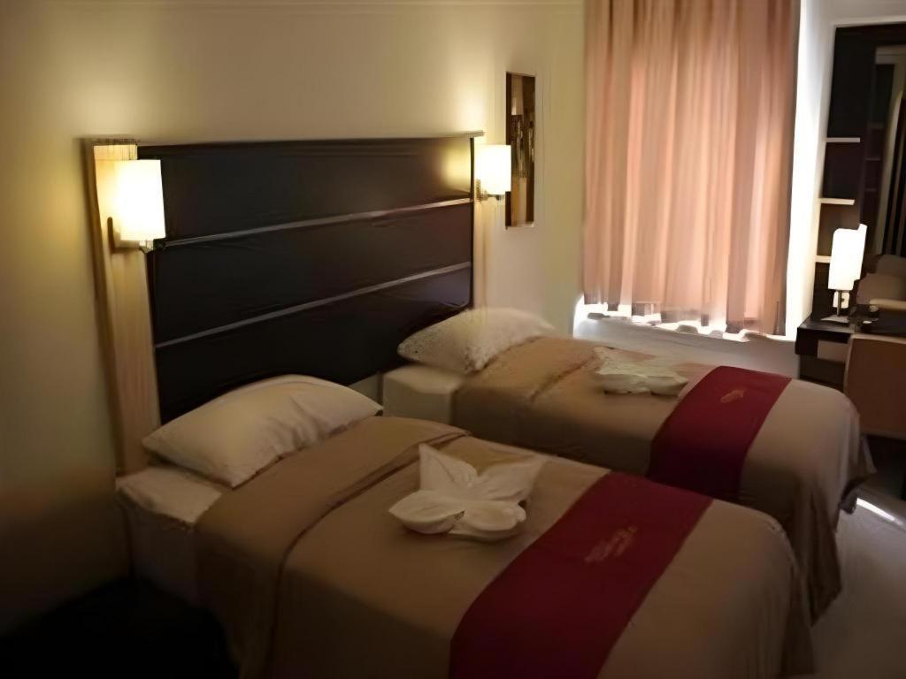 Travello Hotel Манадо Екстериор снимка