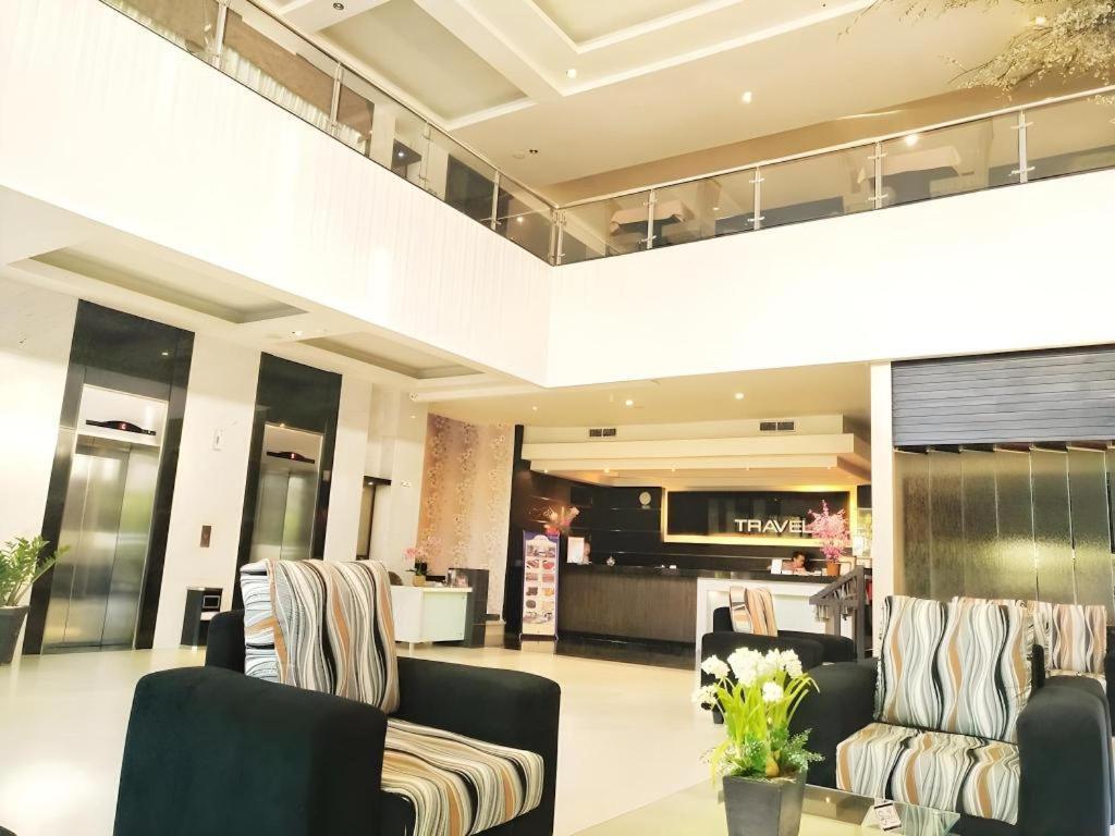 Travello Hotel Манадо Екстериор снимка